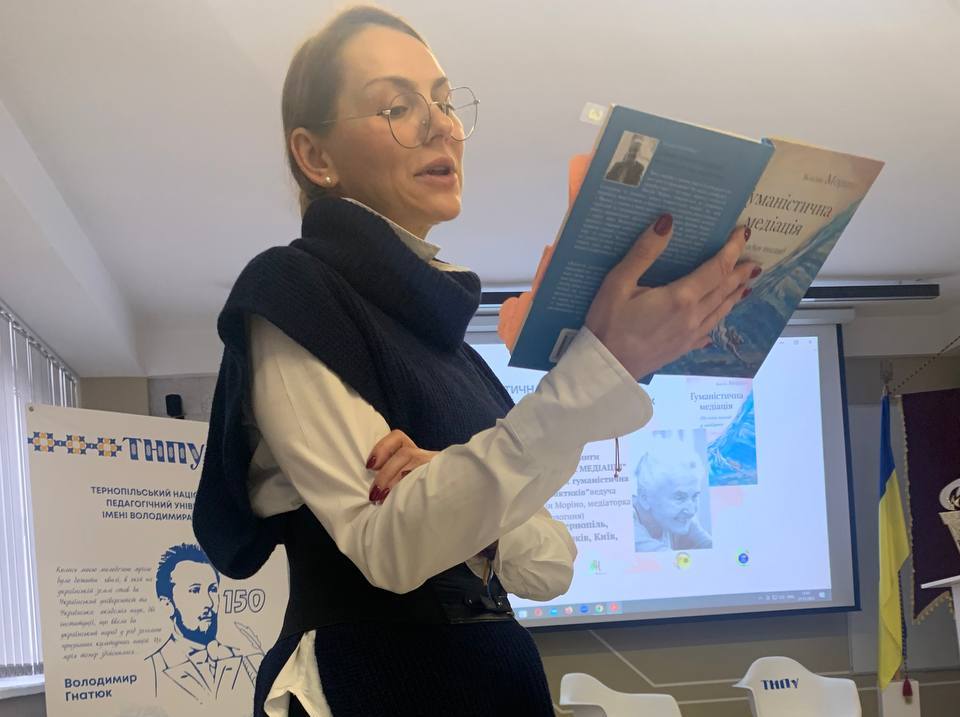 Софія Дутчак зачитує уривок з книги Жаклін Моріно